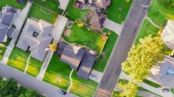Bird-eye view of a neighborhood with single family homes in Richardson Texas