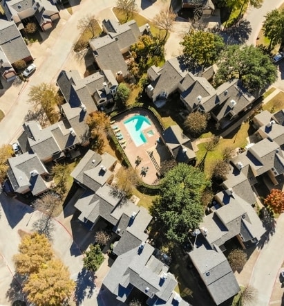 Bird-eye view of a neighborhood with single family homes in McKinney Texas